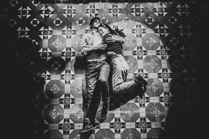 Pareja en el piso